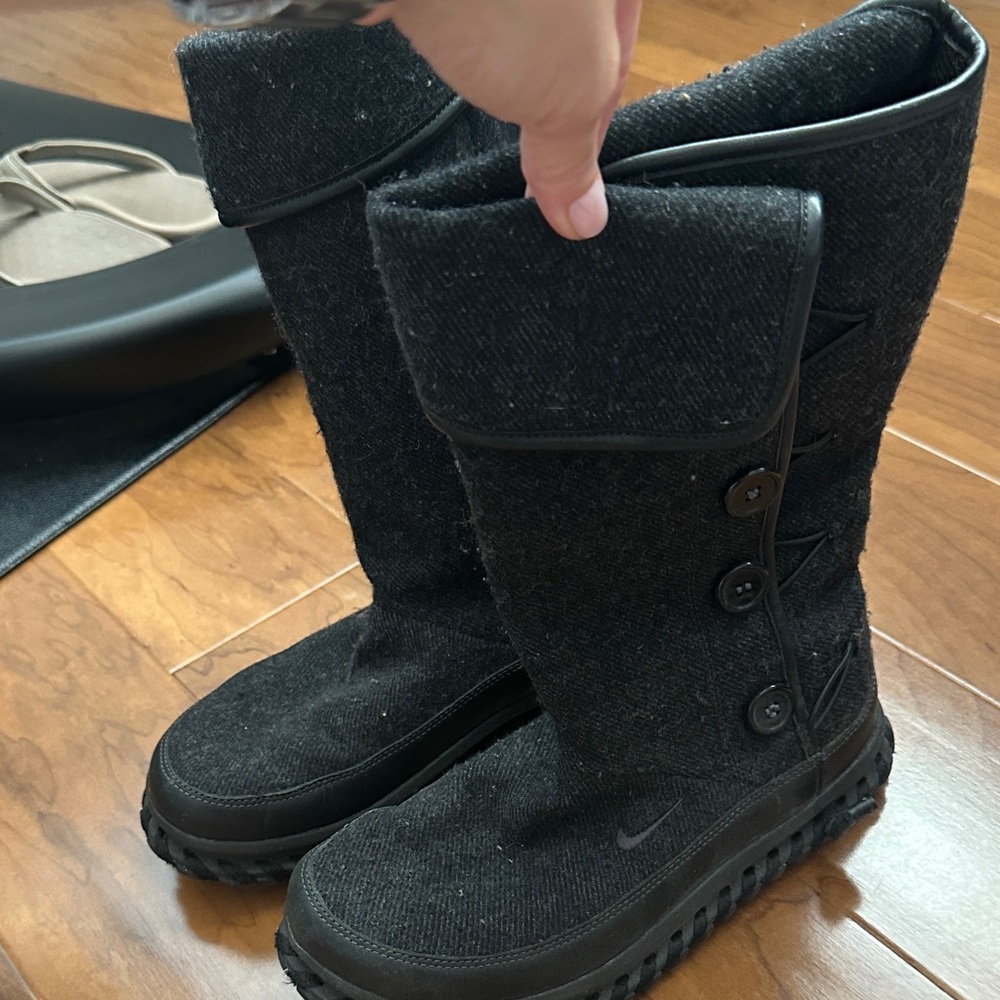 Nike Black Buttoned Winter Boots size 6